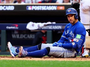 Le voltigeur des Blue Jays George Springer réagit à un lancer sauvage lors du deuxième match de la série wild-card contre les Twins.  GETTY IMAGES