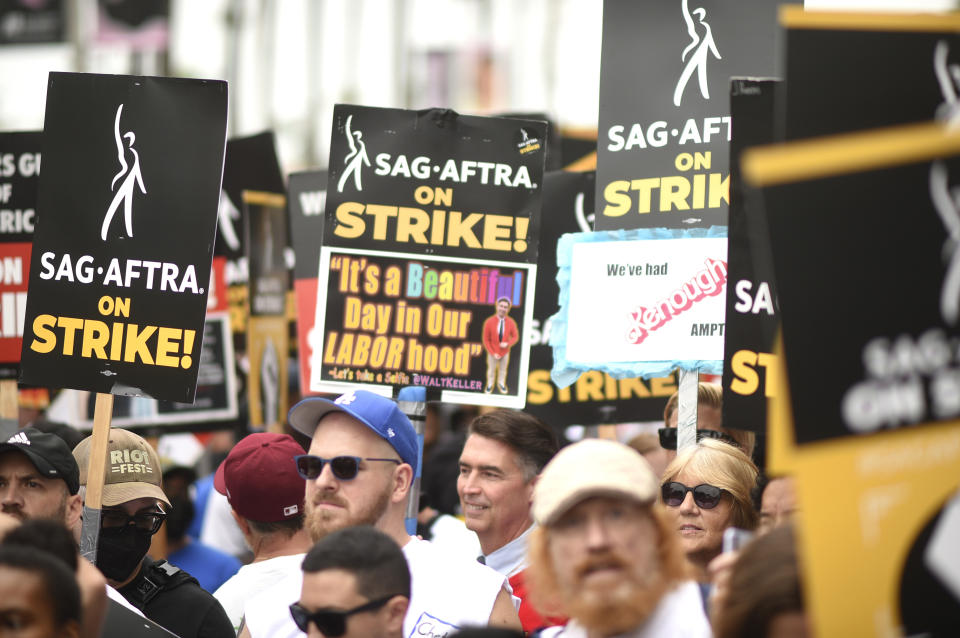 Des travailleurs ont participé à une manifestation devant le studio Paramount Pictures le 13 septembre 2023 à Los Angeles.  Les studios de Hollywood abandonnent les négociations avec le syndicat des acteurs à l'étranger.  (Photo Richard Shotwell/Invision/AP)