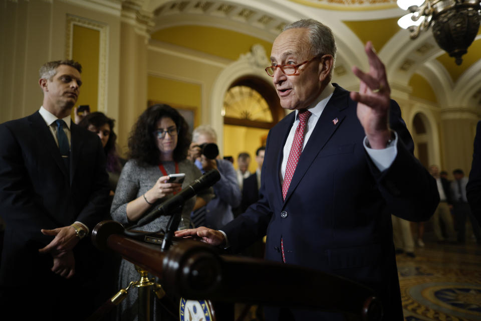 WASHINGTON, DC - SEPTEMBRE 12 : le leader de la majorité au Sénat, Charles Schumer (D-NY), s'adresse aux journalistes à la suite du déjeuner-réunion hebdomadaire sur la politique démocrate du Sénat au Capitole des États-Unis le 12 septembre 2023 à Washington, DC.  Schumer a été interrogé sur l'annonce par le président de la Chambre, Kevin McCarthy, d'une enquête formelle de destitution du président Joe Biden.  (Photo par Chip Somodevilla/Getty Images)