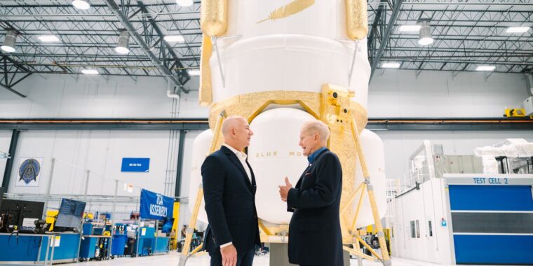 Jeff Bezos présente le nouveau modèle d’atterrisseur lunaire pour la NASA