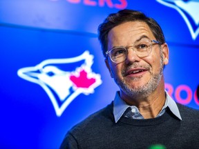 Le directeur général des Blue Jays, Ross Atkins, s'adresse aux journalistes lors d'un point de presse de fin de saison au Centre Rogers de Toronto, en Ontario.  le mardi 11 octobre 2022.