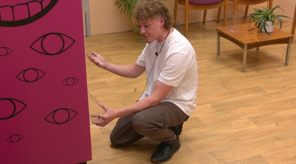 Tom participe à la tâche de ventilation de son grand frère