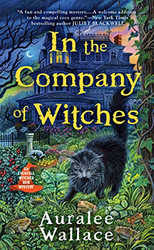 couverture de In the Company of Witches d'Auralee Wallace, montrant un chat noir dans un jardin avec une grande maison à trois étages derrière lui