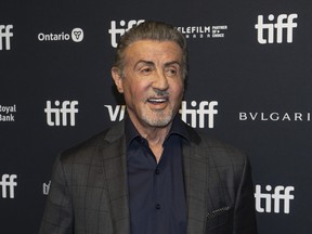 Sylvester Stallone pose pour une photo avant une conversation avec l'acteur au Festival international du film de Toronto, le vendredi 15 septembre 2023.