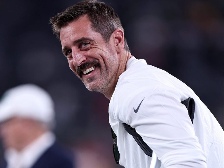 Aaron Rodgers dit qu’il souffre également d’une blessure à la cheville et n’exclut toujours pas un retour cette saison