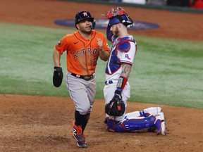 Jose Altuve des Astros de Houston marque un point