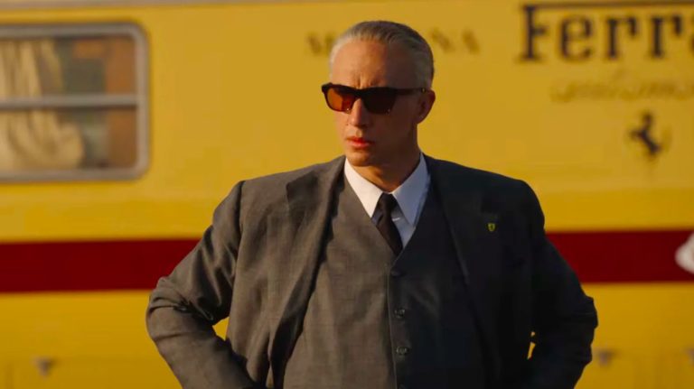 Adam Driver fabrique des voitures très rapides dans la nouvelle bande-annonce de Ferrari
