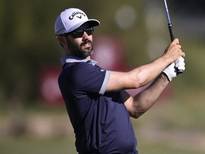 Adam Hadwin du Canada joue un coup au 18e trou lors de la troisième ronde de l'Omnium Shriners pour enfants au TPC Summerlin à Las Vegas, le samedi 14 octobre 2023.