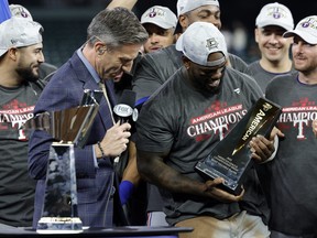 Adolis Garcia des Texas Rangers célèbre avec le trophée ALCS MVP après avoir battu les Astros de Houston.