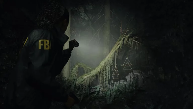 Alan Wake 2: Saga Anderson pointing a flashlight at some trees.