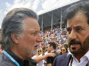 DOSSIER – Michael Andretti, à gauche, s'entretient avec le président de la FIA, Mohammed bin Sulayem, avant la course automobile du Grand Prix de Formule 1 de Miami au Miami International Autodrome, le dimanche 8 mai 2022, à Miami Gardens, en Floride. 2023, a déclaré Michael Andretti répond à tous les critères requis pour aligner une future équipe de Formule 1.  L'annonce de lundi était une première étape, mais importante, dans la quête de trois ans d'Andretti pour ramener l'un des noms les plus célèbres de la course automobile au sommet du sport automobile.