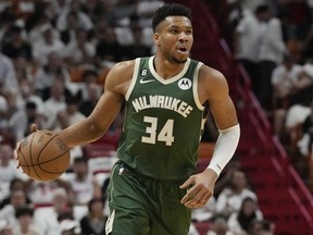 L'attaquant des Bucks Giannis Antetokounmpo a accepté une prolongation de trois ans d'une valeur de 186 millions de dollars, avec une option de joueur pour la saison 2027-28.