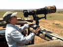 Dr Roberta Bondar, au Kenya.  Elle utilise sa photographie pour transmettre ses passions, dont la recherche sur les oiseaux en voie de disparition via Space For Birds.