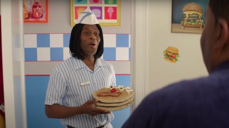 Attendez, la nouvelle bande-annonce de Good Burger 2 vient-elle de confirmer qu'Ed a eu un bébé avec Carmen Electra ?
