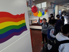 Drapeau de la fierté à l'école