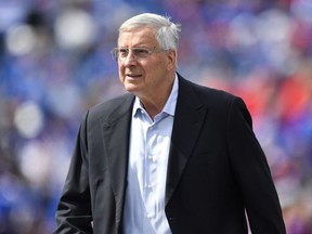 DOSSIER - Terry Pegula, copropriétaire des Buffalo Bills, marche sur le terrain avant le match de football de l'équipe de la NFL à Orchard Park, NY, le 17 septembre 2023. John Roth, le nouveau chef de l'exploitation des Bills et des Sabres de Buffalo de la LNH, a été a été licencié mercredi avec l'avocate générale des Bills, Kathryn D'Angelo, parce que les deux entretenaient une relation amoureuse, a déclaré à l'Associated Press une personne informée du sujet.  Roth avait été nommé COO des Bills en juillet à la suite d'un remaniement de la direction impliquant les deux équipes, détenues par Terry et Kim Pegula.  Dans un entretien téléphonique conjoint avec The AP, Roth et D'Angelo ont confirmé qu'ils avaient été licenciés sans entrer dans les détails.