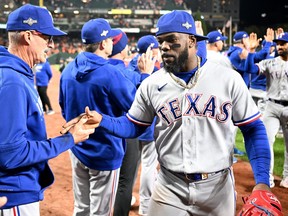 Adolis Garcia des Texas Rangers célèbre avec ses coéquipiers.