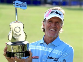 Brett Quigley pose avec le trophée après avoir remporté le Constellation FURYK & FRIENDS présenté par Circle K au Timuquana Country Club le 8 octobre 2023 à Jacksonville, en Floride.