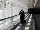 Un pilote d'Air Canada à l'aéroport international Pearson de Toronto.