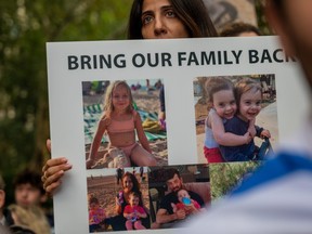 NEW YORK, NEW YORK - 10 OCTOBRE : des milliers de personnes assistent à une veillée et à un rassemblement « New York se tient aux côtés d'Israël » le 10 octobre 2023 à New York.  Partout dans le pays et dans le monde, les partisans d'Israël assistent à des rassemblements pour montrer leur soutien à Israël après les attaques du week-end dernier perpétrées par des militants palestiniens qui ont fait des centaines de morts parmi les civils et plus d'une centaine d'otages pris à Gaza.