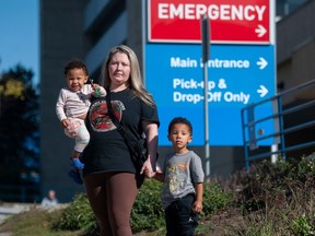 Mariam Mnguni avec deux de ses enfants Chloé, 1 an, et Jaden, 3 ans, à l'hôpital Royal Columbian de New Westminster.