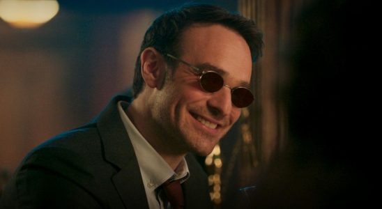 Charlie Cox as Matt Murdock in a bar chatting with Jen on She-Hulk