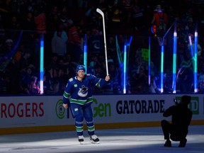 Brock Boeser salue la foule du Rogers Arena après avoir marqué quatre buts lors d'un match de 8-1 contre Edmonton mercredi.