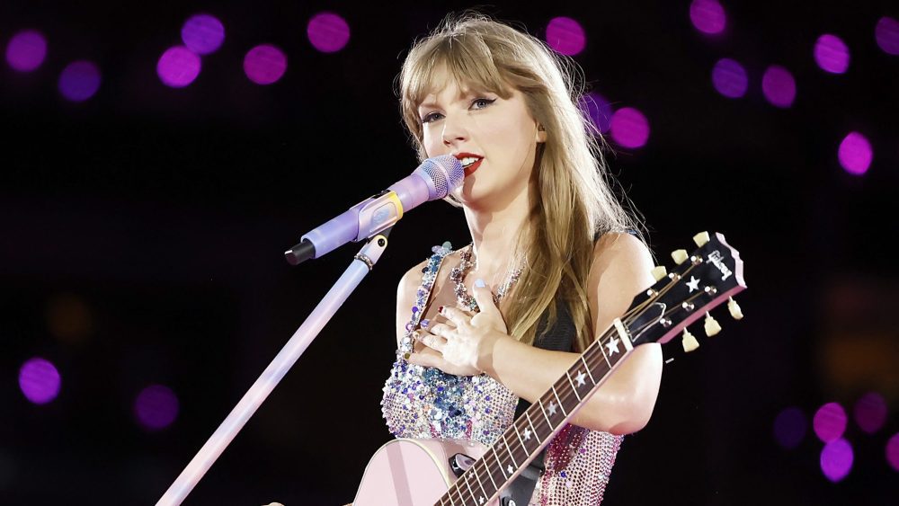 INGLEWOOD, CALIFORNIA - AUGUST 03: EDITORIAL USE ONLY. Taylor Swift performs onstage during "Taylor Swift 