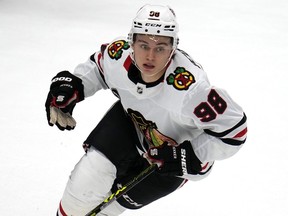 Connor Bedard des Blackhawks de Chicago dispute son premier match de hockey de saison régulière dans la LNH contre les Penguins de Pittsburgh à Pittsburgh, le mardi 10 octobre 2023.