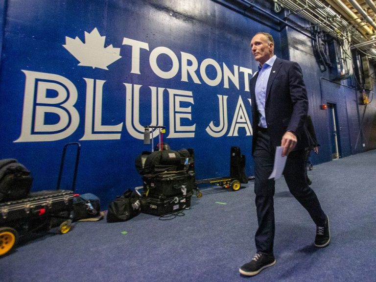 DÉBUT DES ATTENTES: le patron des Blue Jays, Mark Shapiro, fait face aux médias