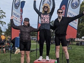 Podium à la Chicago Cyclocross Cup avec des cyclistes transgenres en première et deuxième place.