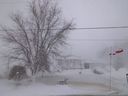 Une maison recouverte de neige pendant une tempête hivernale près de Wainfleet, en Ontario, le samedi 24 décembre 2022.