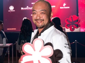 Le chef Takeshi Sato célèbre l'attribution d'une étoile Michelin.