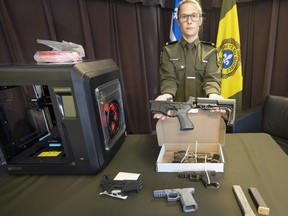 Une base de données est nécessaire pour aider à suivre les armes fantômes de fabrication privée, qui sont faciles à fabriquer et difficiles à retracer, explique un historien de l'Université Saint Mary's, à Halifax.  Le sergent de la Police provinciale du Québec.  Audrey-Ane Bilodeau montre certaines des armes fantômes imprimées en 3D saisies lors de l'Opération Centaure lors d'une conférence de presse à Montréal, le mercredi 21 juin 2023. L'opération multipolicière a saisi 440 armes, dont 71 armes fantômes imprimées en 3D, à travers le Canada. .