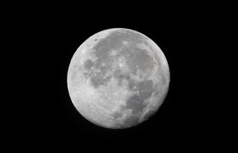 Des échantillons de roches lunaires suggèrent que la Lune est plus vieille qu’on ne le pensait auparavant