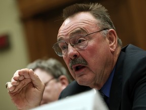 Dick Butkus, membre du Temple de la renommée du football professionnel, témoigne devant le Comité de surveillance et de réforme gouvernementale de la Chambre des représentants à Capitol Hill le 12 décembre 2012 à Washington, DC.