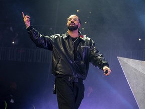 Drake se produit à la State Farm Arena d'Atlanta en 2022.