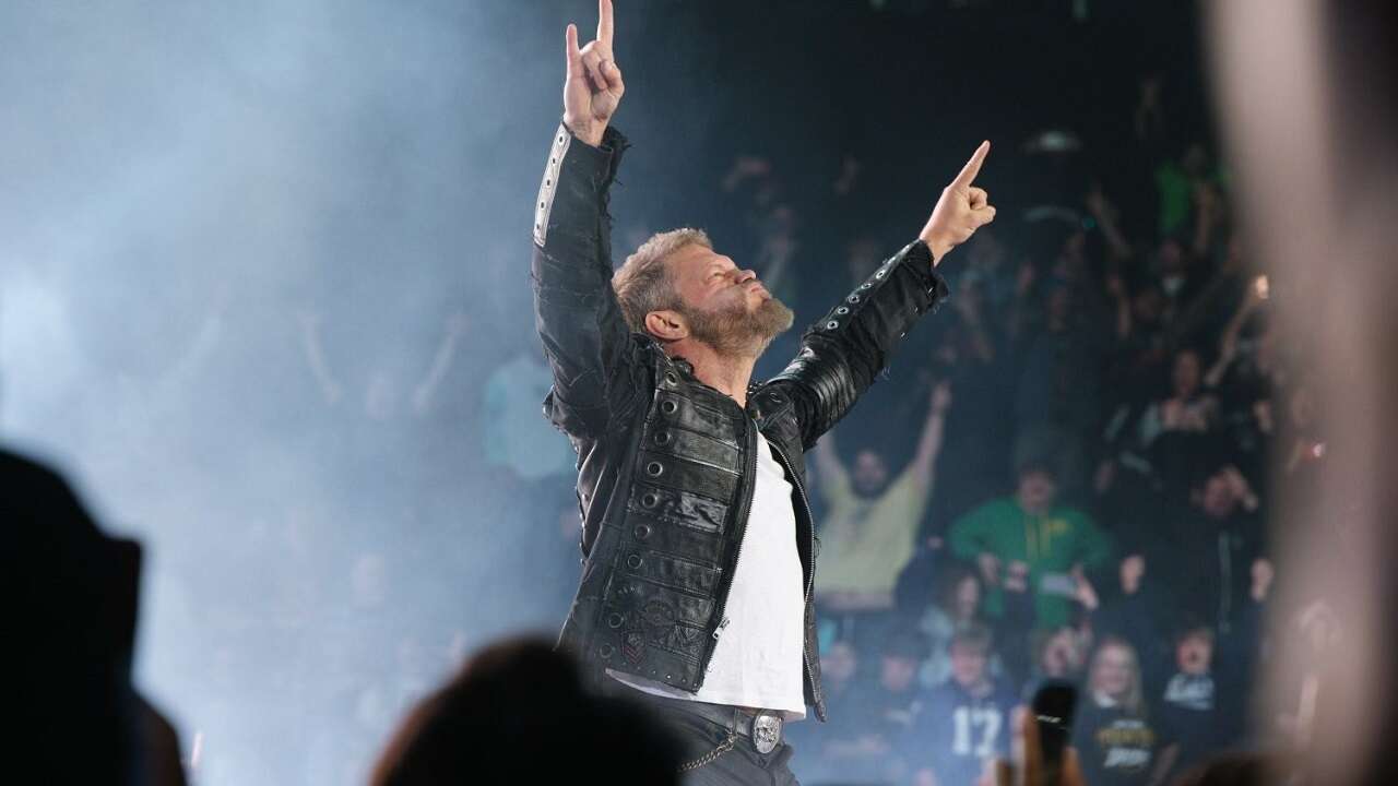 Edge, membre du Temple de la renommée de la WWE, rejoint AEW et dénonce le tribalisme des fans
