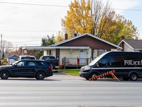 Cinq personnes – dont trois enfants et un tireur – ont été retrouvées mortes à Sault Ste.  Marie après des fusillades dans deux maisons, a annoncé mardi la police, qualifiant ce qui s'est passé de cas tragique de violence conjugale.  Une unité médico-légale de la police se rend sur une scène de crime sur Second Line, à Sault Ste.  Marie, Ontario, le mardi 24 octobre 2023.