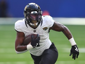 Travis Etienne Jr. des Jacksonville Jaguars court avec le ballon au deuxième quart lors du match de la NFL entre les Jacksonville Jaguars et les Buffalo Bills au Tottenham Hotspur Stadium le 8 octobre 2023 à Londres.