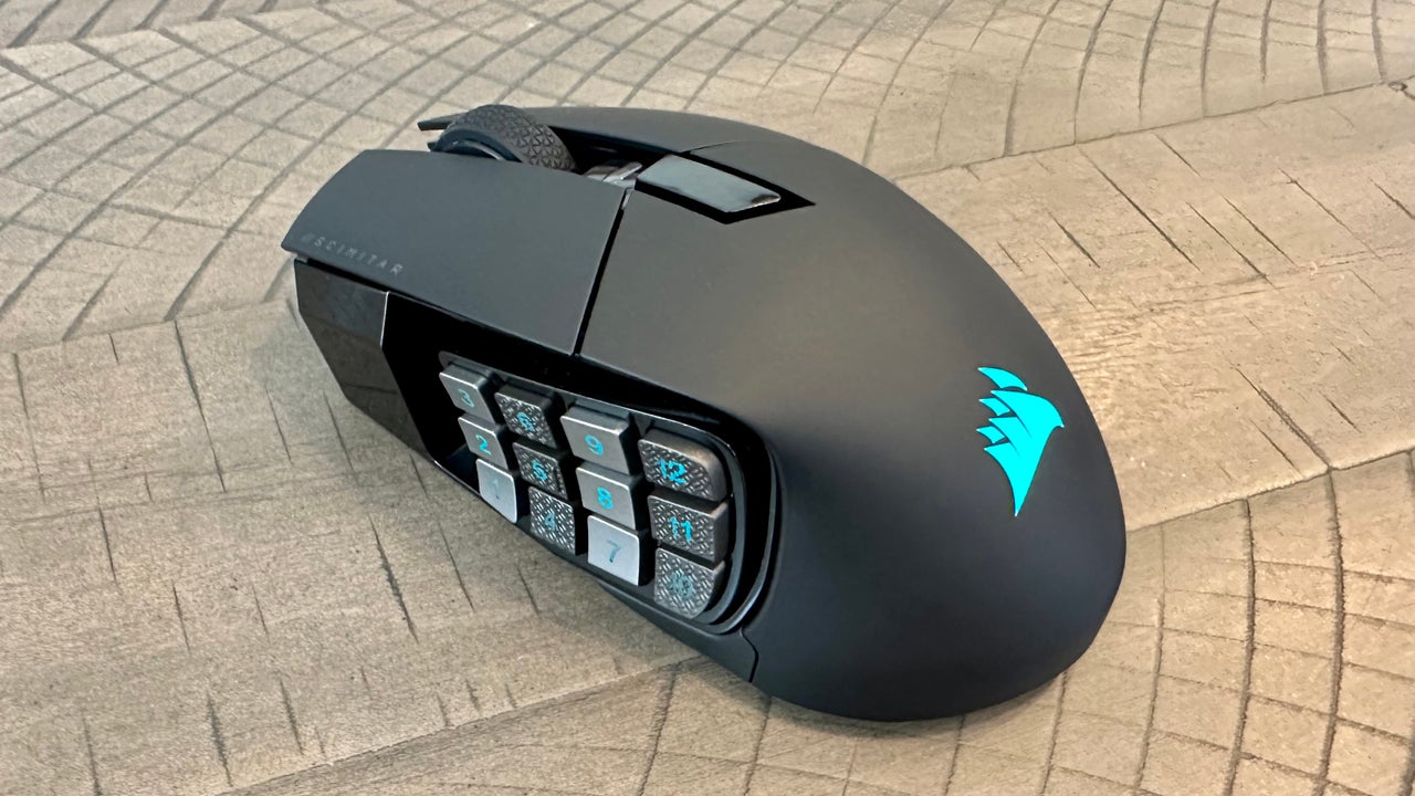 Examen de la souris de jeu MMO sans fil Corsair Scimitar Elite
