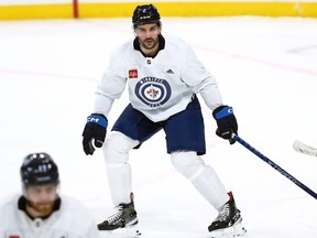 Le défenseur Dylan DeMelo lors de l'entraînement des Jets de Winnipeg, le lundi 13 février 2023.