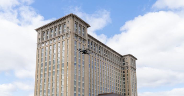 Ford teste les livraisons par drones dans la gare abandonnée de Détroit qu’elle est en train de rénover