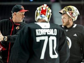 L'entraîneur des gardiens des Sénateurs d'Ottawa, Zac Bierk, discute avec Anton Forsberg (31 ans) et Joonas Korpisalo (70 ans) pendant le camp d'entraînement.