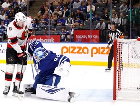 L'ailier droit des Sénateurs Drake Batherson, vu ici lors d'un match préparatoire le 25 septembre contre les Maple Leafs à Toronto, a déclaré à l'entraîneur-chef DJ Smith qu'il voulait participer aux deux matchs préparatoires en Nouvelle-Écosse.