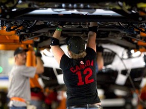 Travailleurs à l’intérieur de l’usine GM à Oshawa.