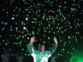 Le grand George Reed des Roughriders de la Saskatchewan s'adresse à la foule après le dernier match de l'histoire au Mosaic Stadium de Regina, le samedi 29 octobre 2016.