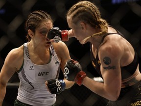 Dans cette photo d'archive du 4 mars 2023, la Mexicaine Alexa Grasso combat la Kirghizistan Valentina Shevchenko dans le combat pour le championnat des poids mouches de l'UFC lors de l'événement UFC 285 à la T-Mobile Arena de Las Vegas, Nevada.