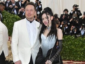 Elon Musk et Grimes assistent au gala du Heavenly Bodies: Fashion & The Catholic Imagination Costume Institute au Metropolitan Museum of Art le 7 mai 2018 à New York.