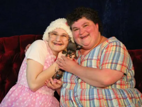 Dee Dee Blanchard, à droite, a insisté sur le fait que sa fille Gypsy Rose souffrait d'une litanie de maladies chroniques, était en fauteuil roulant et avait le cerveau d'une enfant de 7 ans.  Tout cela n'était qu'un mensonge.  HBO